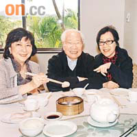 阿Ann（左）同細佬志堅（右）逢禮拜日都會抽時間陪父母（中）飲茶食飯。