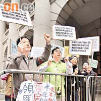 公屋商戶在立法會外請願，抗議領匯加租。