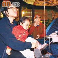 單親媽媽楊源柳帶兒女到順寧道公園瞓街，抗議市建局未能保障窮人租戶。