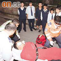 七名救人的中一男生在現場陪伴受傷老翁。