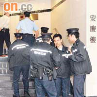 大批警員在現場大廈進行調查。