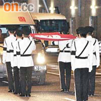 警方儀仗隊準備為黃福榮靈柩蓋上特區區旗。