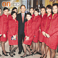 國泰前年在快活谷舉辦賽馬賽事，陳南祿與國泰空姐合照，他當時已不是國泰的行政總裁。	資料圖片
