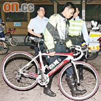 警員拾回受傷青年的單車。