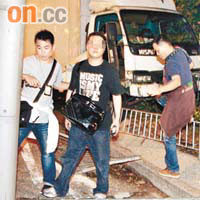 涉案司機（左二）在車禍現場被探員拘捕。