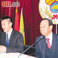 華置董事劉鳴煒（左）尋日親自到鄉議局推銷「香港精神大使」計劃，發叔（右）陪伴在側。