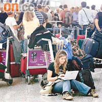 大批欲前往歐洲的滯港旅客於機場苦候。