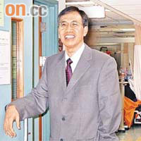 鍾展鴻曾創立全港首個急症科訓練中心。