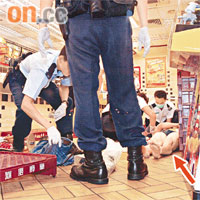 死者當日在快餐店內遇襲，重傷倒臥地上（箭嘴示）。	資料圖片