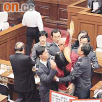 社民連立法會議員辭職前多次在立法會擲物，會議陷入一片混亂。(資料圖片）