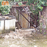 倒塌磚牆壓向毗鄰村屋。