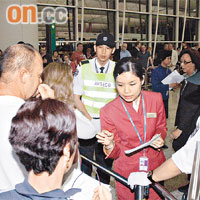 國泰職員在機場安撫滯港旅客。