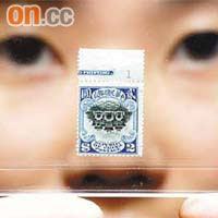 北京宮門兩元郵票，中間宮門圖案錯誤倒轉印刷。