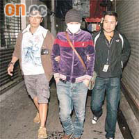其中一名無牌酒吧負責人被捕帶署。