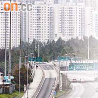 西九龍高速公路油麻地交匯處，路旁有十七支燈柱的螺絲帽被盜。	資料圖片