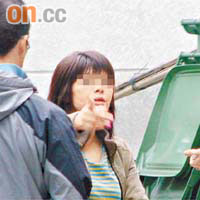 其中一名涉案女工向警員講述經過。
