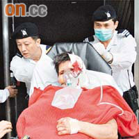 女事主面部被斬三刀，血流披面。
