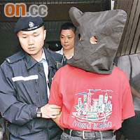 疑兇被蒙頭押離現場。