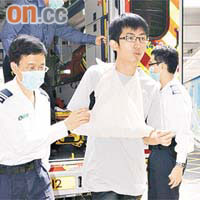 被蜈蚣咬傷男生手部包紮後送院。