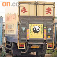 肇事貨櫃車昨仍被扣留在龍崗公安交通管理局布吉扣車場內。兩岸組深圳圖片