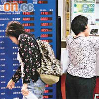 港府擬要求持大額現金入境的旅客申報，商界擔心生意受影響。