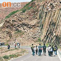 六角火山岩柱聞名的「萬宜地質步道」，有數十米「牛屎車痕」。