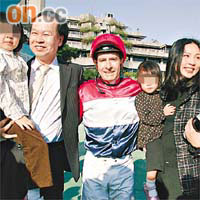 賴偉智（左）活躍於馬圈，與妻子（右）擁有多匹馬。中為騎師冼毅力。	資料圖片