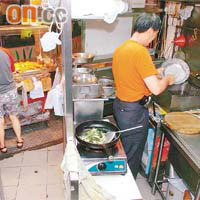 當日勞工處督察指鍾文正位於深水埗的小食店聘用黑工，報警將他拘捕。	資料圖片