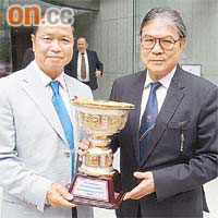 老撾奧委會主席Seng-Akhom（左）向霍公子（右）送贈紀念金盃，架勢好似體育場上頒獎咁。