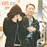 其中一名女子在現場協助調查。