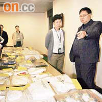 警方展示檢獲的大批贓物。