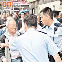 涉嫌傷人老翁被警員拘捕時，仍怒氣未消。