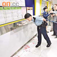 警員細心檢查灑滿地板液體。