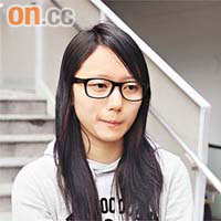 劉同學（副學士二年級生）<br>「政府都應該資助院校擴大校舍，依家校舍愈來愈多人，午飯時間圖書館、休息室都滿晒人，星期六都要上堂分流。」