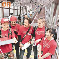 （左起）黎華、Antonio、Tony、Kelly、林彥瑜在半山扶手電梯上大唱《半斤八両》。