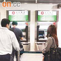 涉案疑犯在香港多間銀行的櫃員機提款，包括滙豐及恒生銀行。