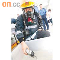 消防處昨進行浸水示範，以證衞士系統不入水。