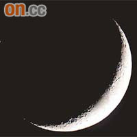 未出現「月掩金星」時，金星（箭嘴示）位於月亮旁，是最光亮的星星。香港天文學會提供