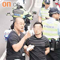 探員向涉嫌傷人司機了解事件。