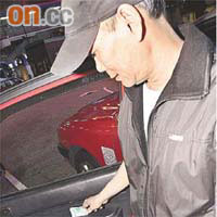 劉先生兩次被乘客扒走攝在車門的現金，合共損失近千元。 吳君豪攝