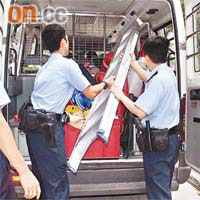 警員檢走鋁梯調查。