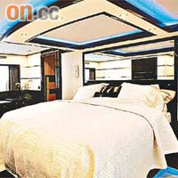 Jade 95 Explorer遊艇有四間套房，有辦公桌及更衣室，可媲美五星級酒店。