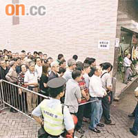 逾千市民輪候向救人英雄送上最後敬意。