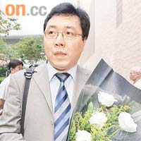 劉先生（內地商人）我太太、女兒同岳母都畀佢奮不顧身嘅精神感動，剛好我在深圳公幹，就專程嚟香港代表全家人致敬。