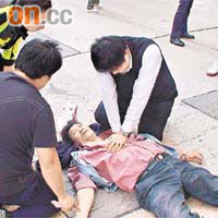 死者楊德祥倒臥在明愛醫院門外，韋樂申醫生路過上前為他急救。資料圖片
