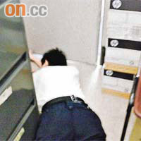 女事主激動致碌倒地上。	讀者提供圖片