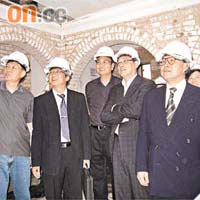 右起：霍公子、大輝、劉秀成、建築署高級工程策劃經理周冠棠同阿王參觀紅磚屋。