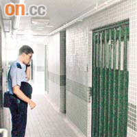 兇徒大門裝有閉路電視，監視途經街坊。