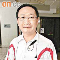 麥先生（銀行職員）<br>我係嚟幫阿媽攞藥，依家又有藥物問題，做小市民梗係擔心啦，話晒健康攸關，唔通質疑醫生開嘅藥咩，所以都幾無奈。