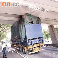 一輛拖頭在○六年七月運送一部高約四米的重型機器，穿過天橋撞毀橋底。	資料圖片